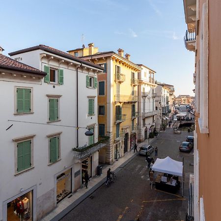 Domus Verona - Elegante Residenza Con Affaccio Su Porta Leoni Стая снимка