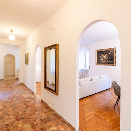 Domus Verona - Elegante Residenza Con Affaccio Su Porta Leoni Стая снимка