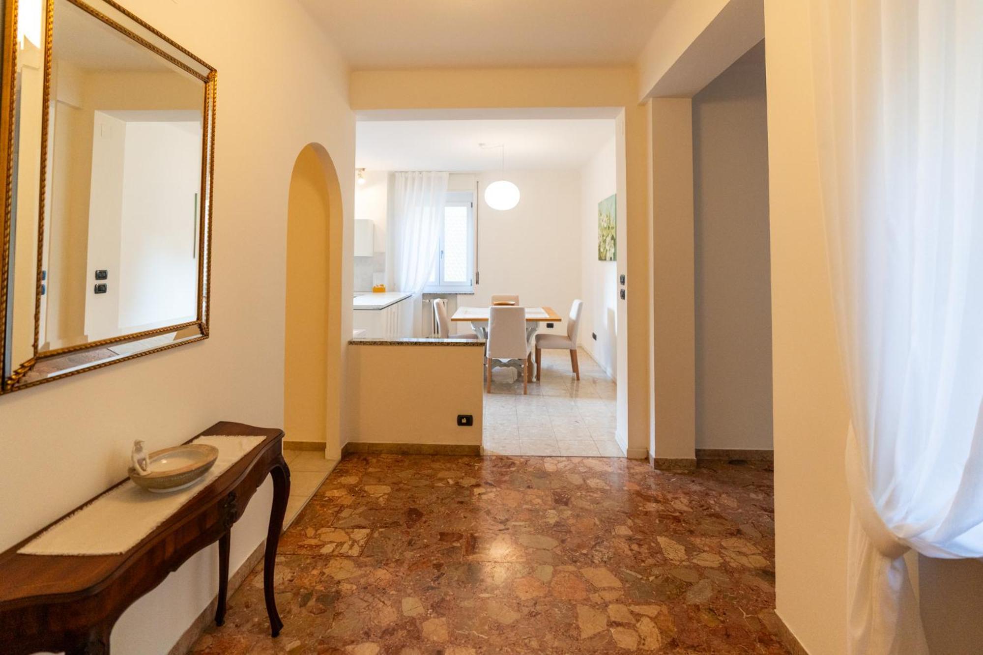 Domus Verona - Elegante Residenza Con Affaccio Su Porta Leoni Стая снимка